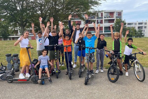 jeunes et trotinnettes